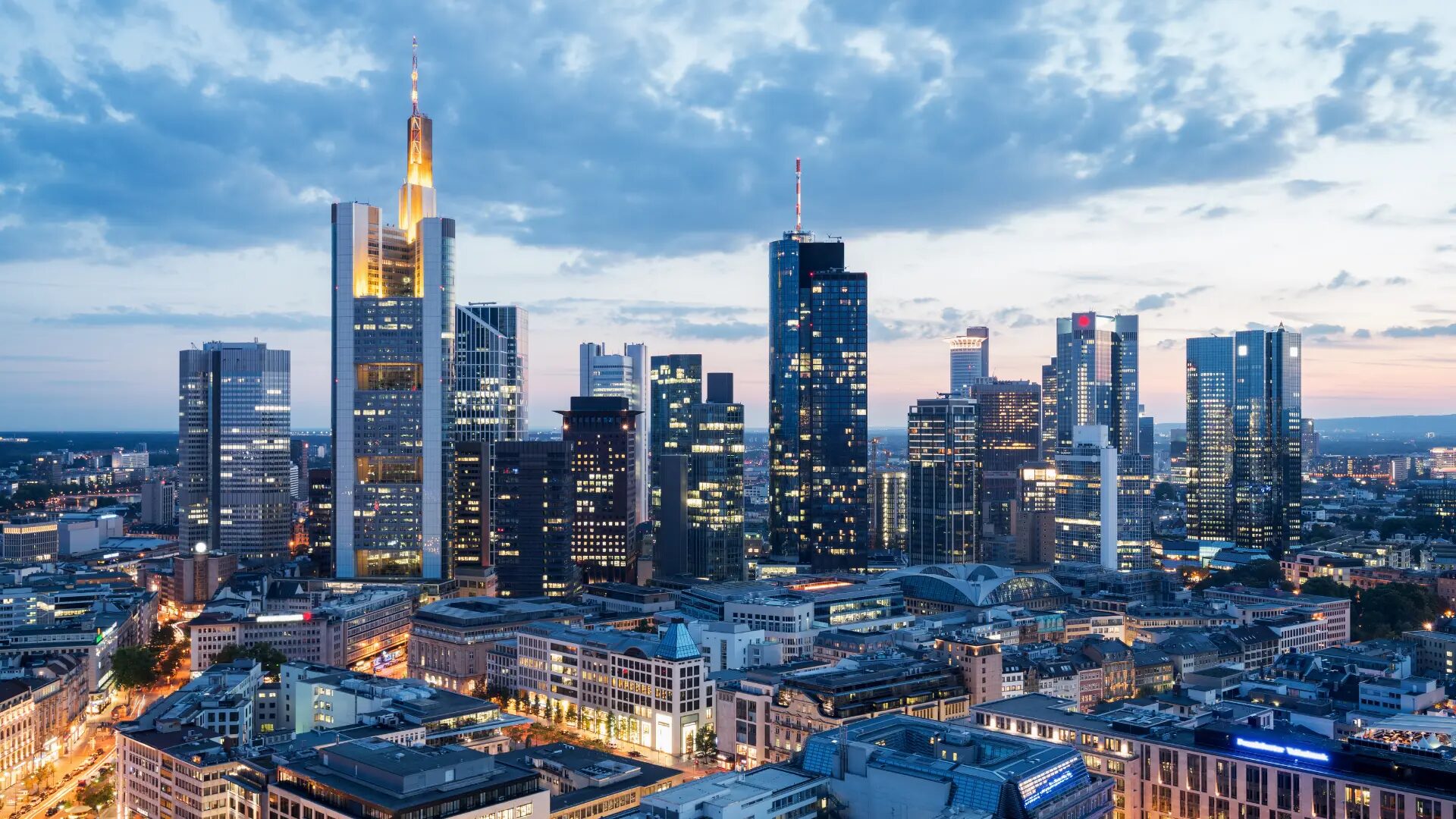 Frankfurter Skyline zur blauen Stunde